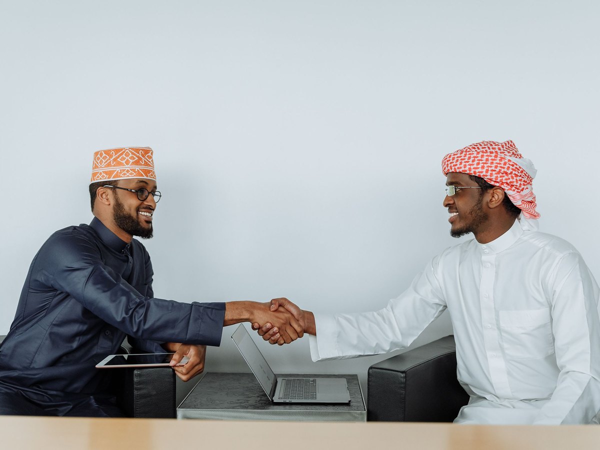 E-GMP recruiter and a Kuwait employer shaking hands to finalise a Filipino workforce recruitment partnership