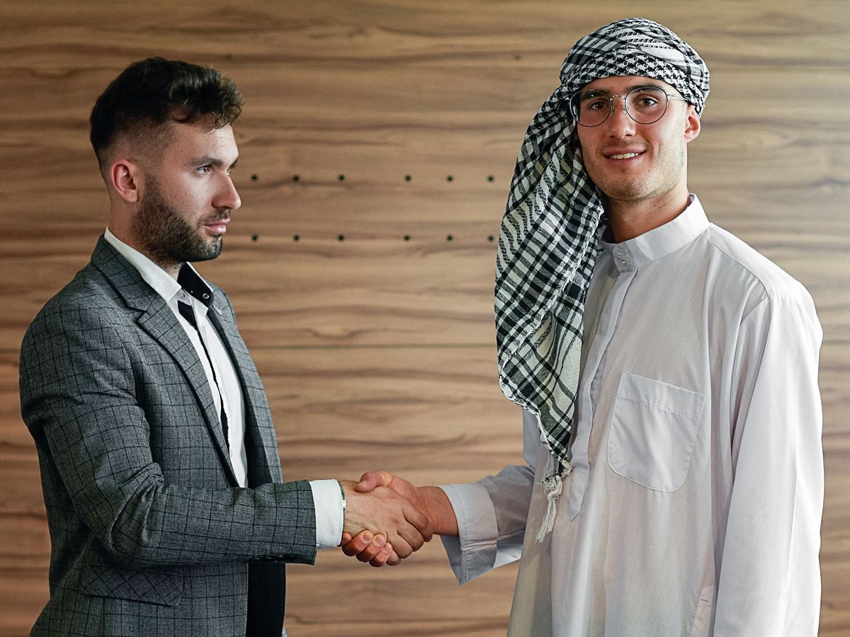 E-GMP recruiter and a Qatar employer shaking hands to finalise a Filipino workforce recruitment partnership
